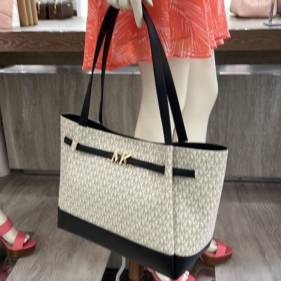 MICHAEL KORS
Reed Large Logo Shoulder Tote Bag
Vanilla/Black
Style# 35S3G6RT3B - Picture 10 of 16